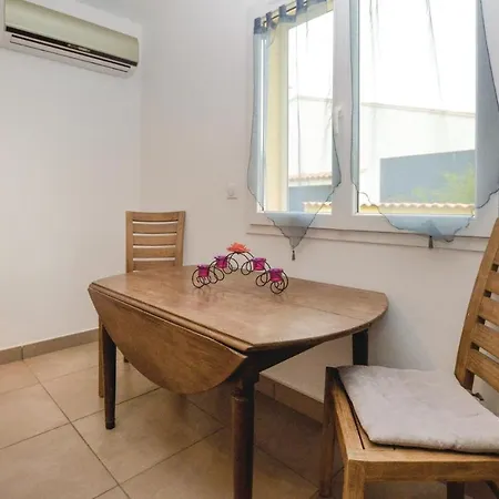 Prázdninový dům Nice In W/ Wifi, 1 Bedrooms And Outdoor Swimming Pool